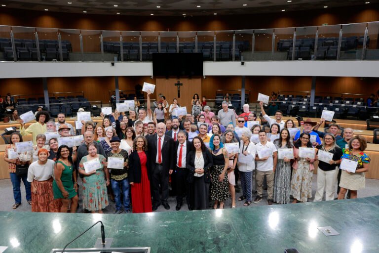 Parlamento Goiano homenageia os 30 anos do Circo Laheto com Certificado de Mérito Legislativo